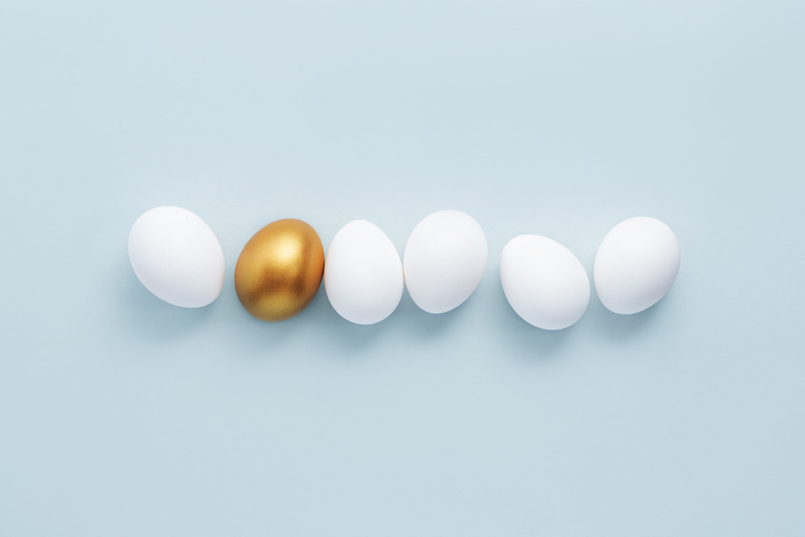 shows hald fozen aggs where one of the eggs are golden and the rest are not